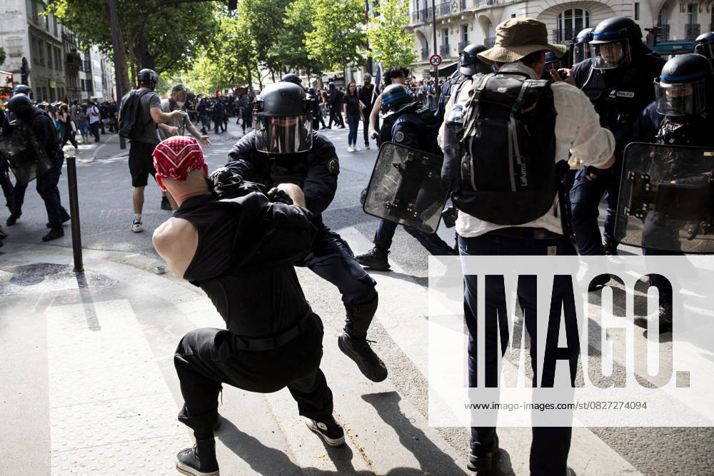 Clashes erupt between police and protesters during May Day rally in Paris PARIS, FRANCE - MAY 01: Scuffles broke out between police and demonstrators during Labour Day rally, as thousands took to the streets demanding better wages and labor conditions in Paris, France on May 01, 2025. France World. Editorial use only. Please get in touch for any other usage.