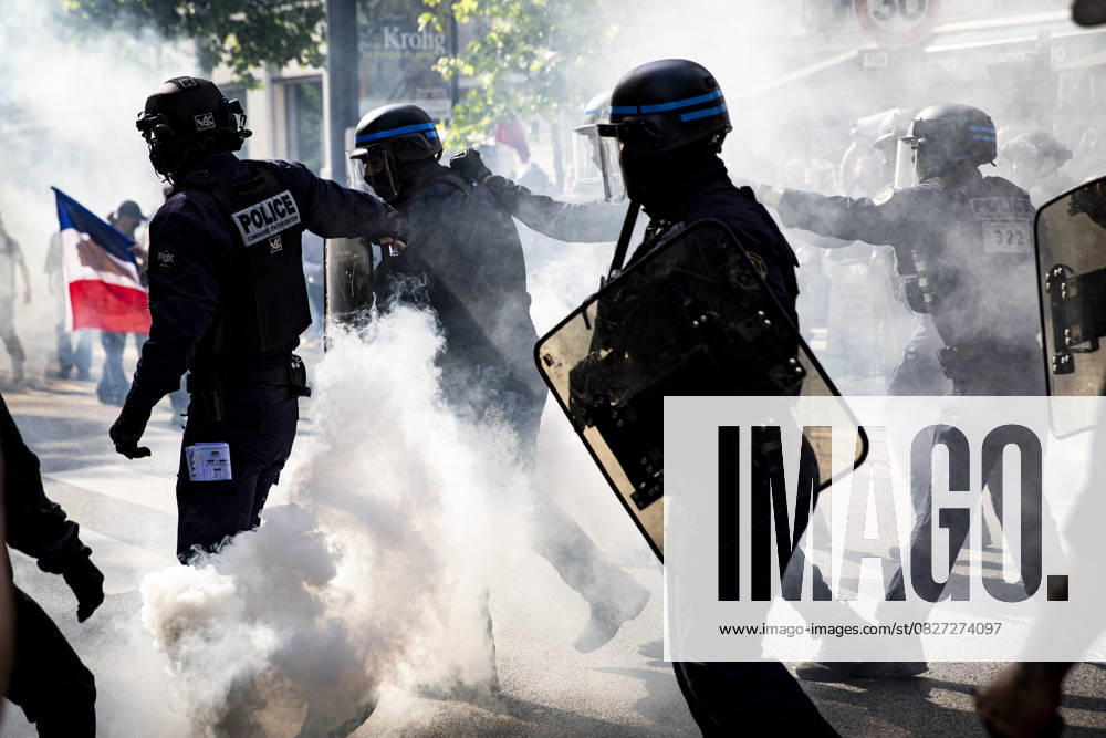 Clashes erupt between police and protesters during May Day rally in Paris PARIS, FRANCE - MAY 01: Scuffles broke out between police and demonstrators during Labour Day rally, as thousands took to the streets demanding better wages and labor conditions in Paris, France on May 01, 2025. France World. Editorial use only. Please get in touch for any other usage.