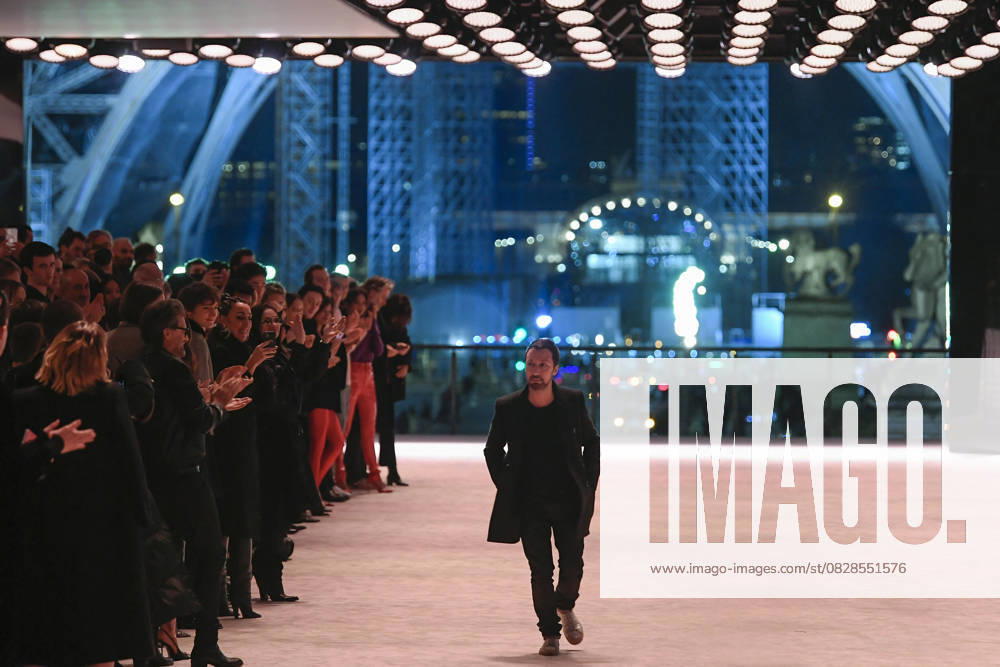 Anthony Vaccarello, directeur artistique de la maison Saint-Laurent - Défilé Saint-Laurent Femme Automne Hiver 2022 2023 lors de la Fashion Week de Paris, le 1er mars 2022. Saint-Laurent Women s Fall Winter 2022 2023 show during Paris Fashion Week, March 1, 2022. Paris France