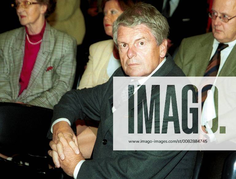 Klaus Bresser bei einer Vortragsveranstaltung der Sparkasse Saarbruecken am 15. November 2000 in Saarbruecken. Der ehemalige Chefredakteur des ZDF und Sprecher des Heute Journal ist heute Pensionaer, moderiert aber noch die Sendung Na und...?