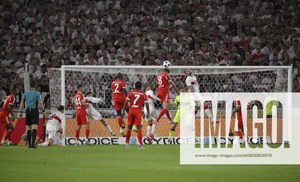 Strafraumszene, Torraumszene Kopfballduell Zweikampf Aktion Leon Goretzka FC Bayern München FCB (08) gegen Jeff Chabot VfB Stuttgart (24) Franz Beckenbauer Supercup, MHPArena, MHP Arena Stuttgart, Baden-Württemberg, Deutschland Penalty area scene, goal area scene header duel duel action Leon Goretzka FC Bayern Munich FCB (08) against Jeff Chabot VfB Stuttgart (24) Franz Beckenbauer Supercup, MHPArena, MHP Arena Stuttgart, Baden-Württemberg, Germany