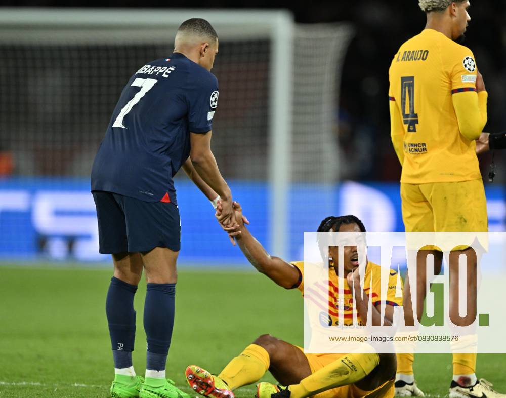 Paris Saint-Germain v Barcelona - UEFA Champions League PARIS, FRANCE - APRIL 10: Kylian Mbappe (7) of Paris Saint-Germain helps Ronald Araujo of Barcelona after a position during the UEFA Champions League quarter finals first leg football match between Paris Saint-Germain and FC Barcelona at Parc des Princes in Paris, France on April 10, 2024. France World. Editorial use only. Please get in touch for any other usage.