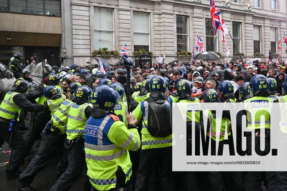 Clashes erupt between police and protesters at anti-immigration march in London organized by Tommy Robinson LONDON, UNITED KINGDOM - SEPTEMBER 13: Clashes erupt between police and protesters as thousands of people march through central London in a rally called Unite the Kingdom, organized by far-right activist Tommy Robinson to protest government immigration policies, on September 13, 2025. Police intervened when Robinson supporters attempted to approach the area where March Against Fascism demonstrators had gathered. Several protesters were detained during the scuffles. Rasid Necati Aslim Anadolu London United Kingdom. Editorial use only. Please get in touch for any other usage.
