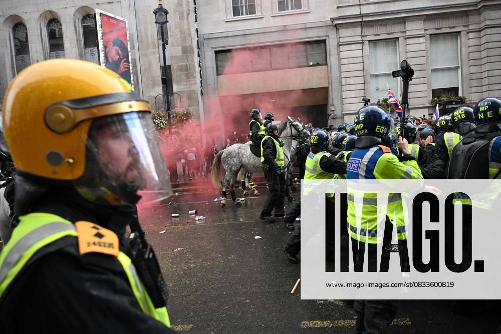 Clashes erupt between police and protesters at anti-immigration march in London organized by Tommy Robinson LONDON, UNITED KINGDOM - SEPTEMBER 13: Clashes erupt between police and protesters as thousands of people march through central London in a rally called Unite the Kingdom, organized by far-right activist Tommy Robinson to protest government immigration policies, on September 13, 2025. Police intervened when Robinson supporters attempted to approach the area where March Against Fascism demonstrators had gathered. Several protesters were detained during the scuffles. Rasid Necati Aslim Anadolu London United Kingdom. Editorial use only. Please get in touch for any other usage.