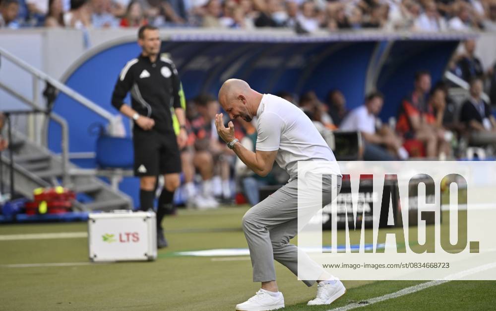 Trainer Coach Christian Ilzer TSG 1899 Hoffenheim verzweifelt Enttäuschung enttäuscht nach vergebener Torchance Gestik Geste Fußball Bundesliga, PreZero Arena, Sinsheim, Baden-Württemberg, Deutschland Coach Christian Ilzer TSG 1899 Hoffenheim desperate disappointment disappointed after missed goal chance gesture gesture Football Bundesliga, PreZero Arena, Sinsheim, Baden-Württemberg, Germany