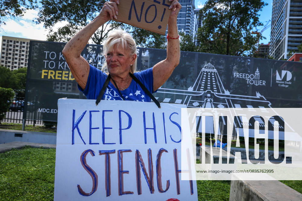 A person holds up a sign during a protest against the construction of Donald Trump s presidential library in Miami, USA, 29 September 2025. Activists, students, and teachers protested against Donald Trump s presidential library in Miami, a project that the Florida government plans to endorse on Tuesday, considering it to be just another one of his hotels and an insult because it is next to the Freedom Tower. Activists protest against Trump library in Miami, calling it an insult !ACHTUNG: NUR REDAKTIONELLE NUTZUNG!