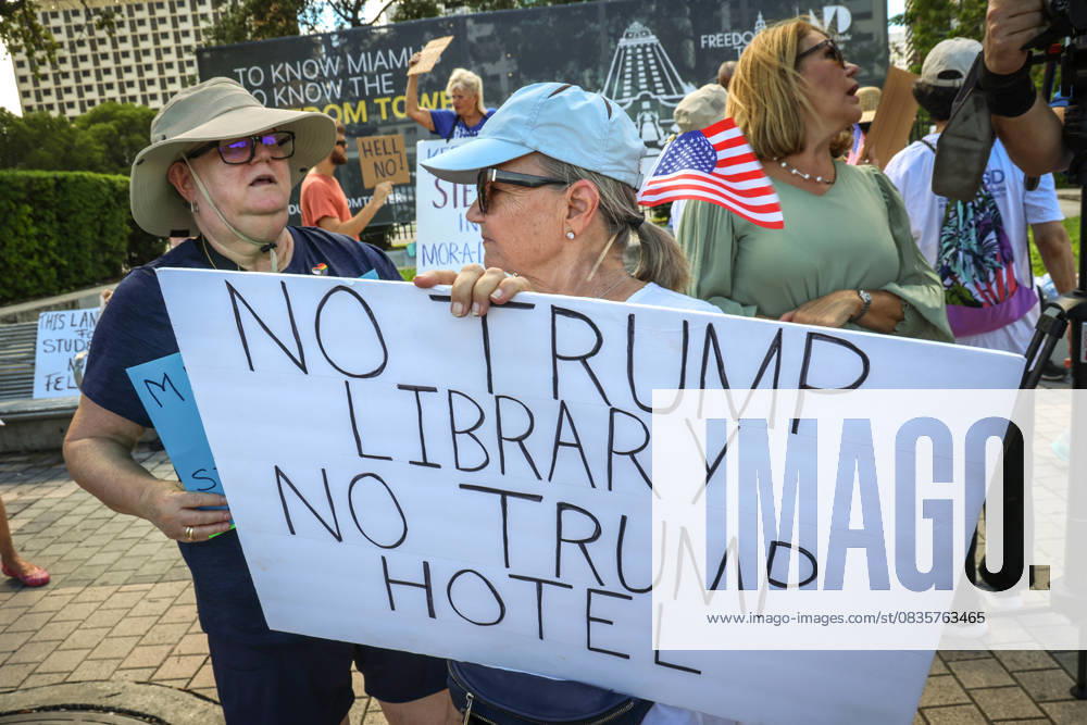 A person holds up a sign during a protest against the construction of Donald Trump s presidential library in Miami, USA, 29 September 2025. Activists, students, and teachers protested against Donald Trump s presidential library in Miami, a project that the Florida government plans to endorse on Tuesday, considering it to be just another one of his hotels and an insult because it is next to the Freedom Tower. Activists protest against Trump library in Miami, calling it an insult !ACHTUNG: NUR REDAKTIONELLE NUTZUNG!