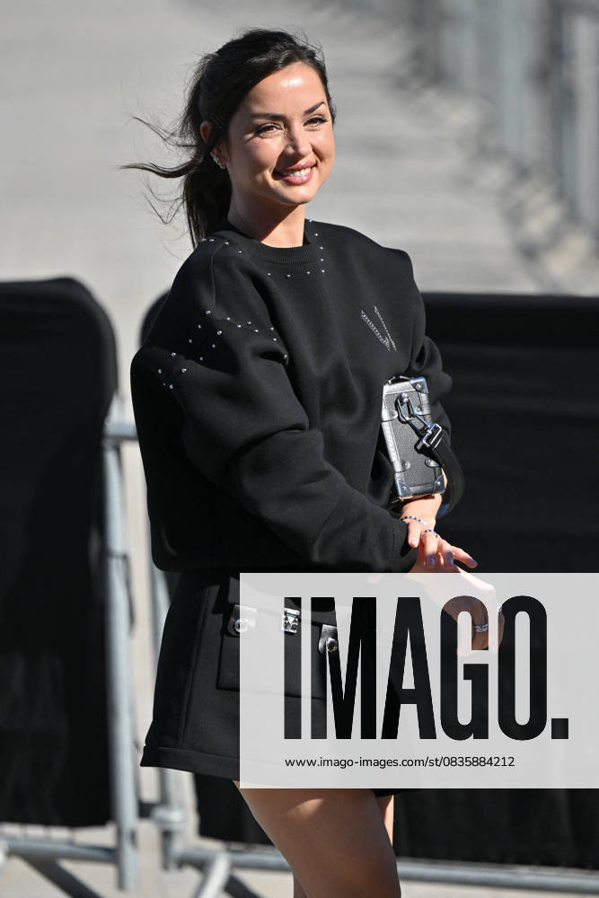 PFW Louis Vuitton Outside Arrivals Ana De Armas arriving at Louis Vuitton Fashion Show during Paris Fashion Week in Paris, France on September 30, 2025. Photo by Julien Reynaud APS-Medias ABACAPRESS.COM Paris France