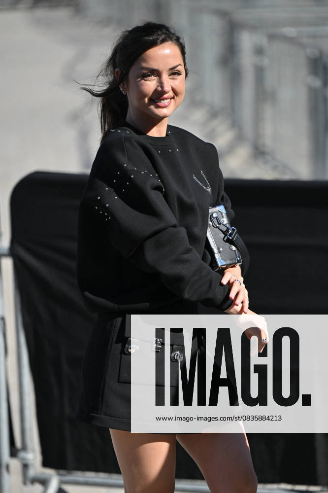 PFW Louis Vuitton Outside Arrivals Ana De Armas arriving at Louis Vuitton Fashion Show during Paris Fashion Week in Paris, France on September 30, 2025. Photo by Julien Reynaud APS-Medias ABACAPRESS.COM Paris France