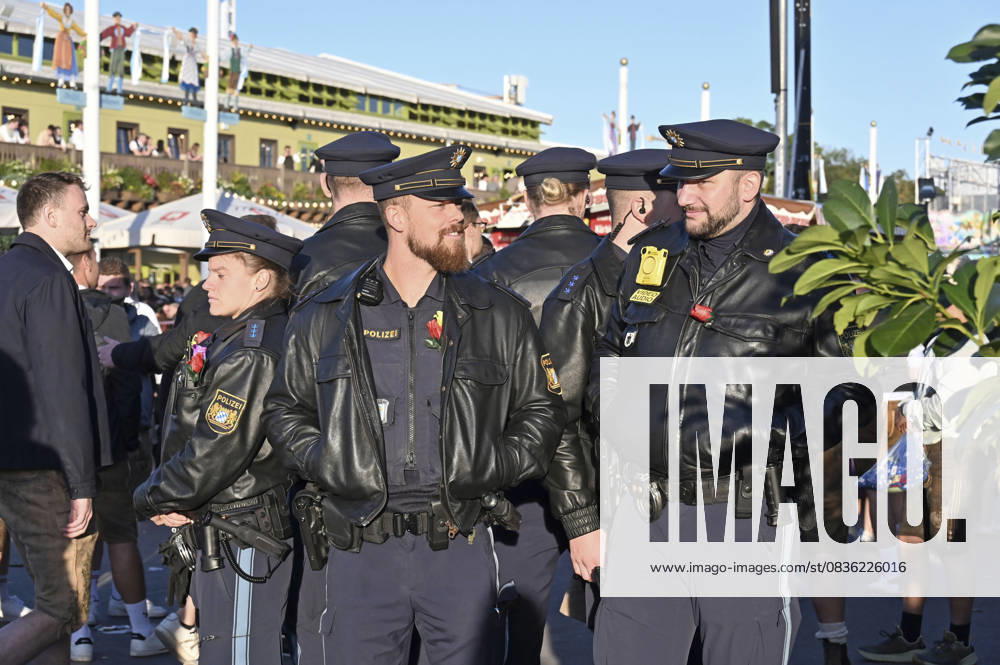 Polizei auf dem 190. Oktoberfest 2025 auf der Theresienwiese. München