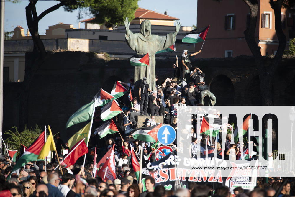 Foto IPP Diego Nangano Cappello Roma 04-10-2025 Manifestazione Nazionale Pro Palestina nella foto: manifestanti in corteo in supporto alla Palestina Italy Photo Press - World Copyright