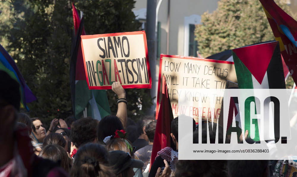 Foto IPP Diego Nangano Cappello Roma 04-10-2025 Manifestazione Nazionale Pro Palestina nella foto: manifestanti in corteo in supporto alla Palestina Italy Photo Press - World Copyright