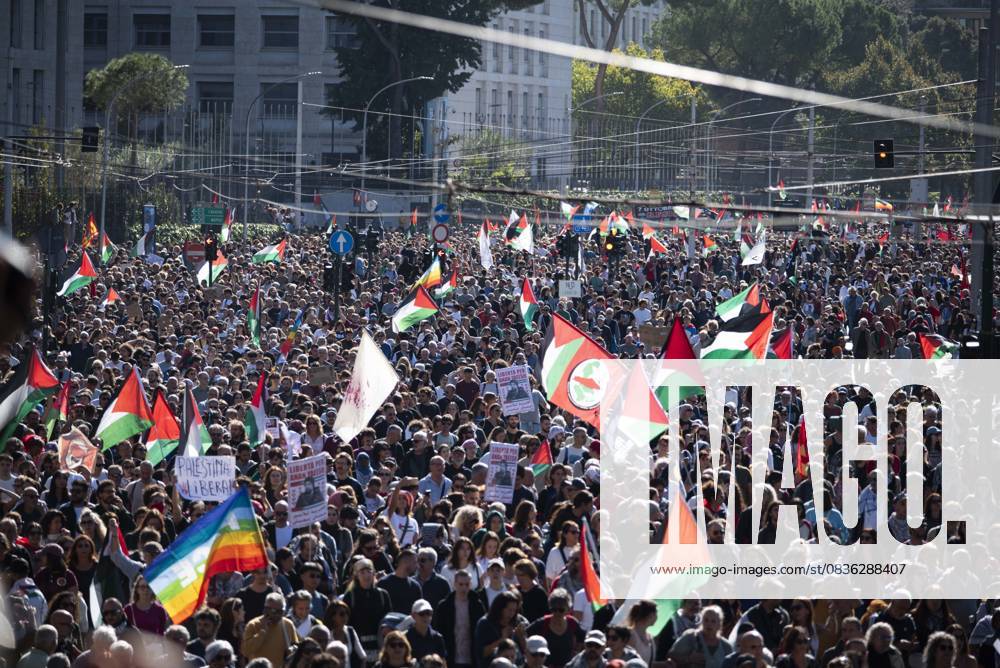 Foto IPP Diego Nangano Cappello Roma 04-10-2025 Manifestazione Nazionale Pro Palestina nella foto: manifestanti in corteo in supporto alla Palestina Italy Photo Press - World Copyright