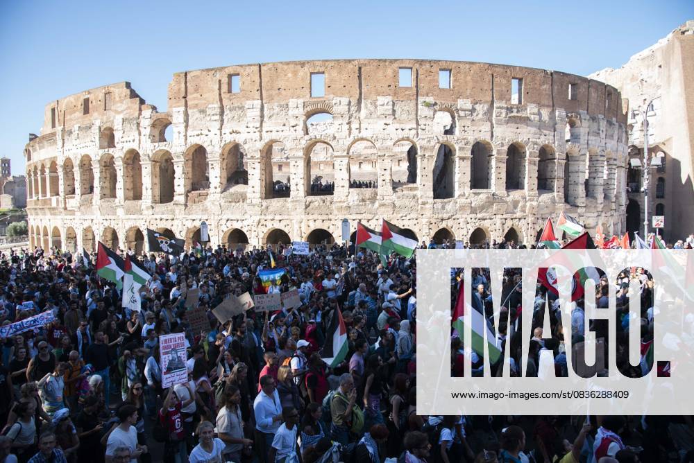 Foto IPP Diego Nangano Cappello Roma 04-10-2025 Manifestazione Nazionale Pro Palestina nella foto: manifestanti in corteo in supporto alla Palestina Italy Photo Press - World Copyright