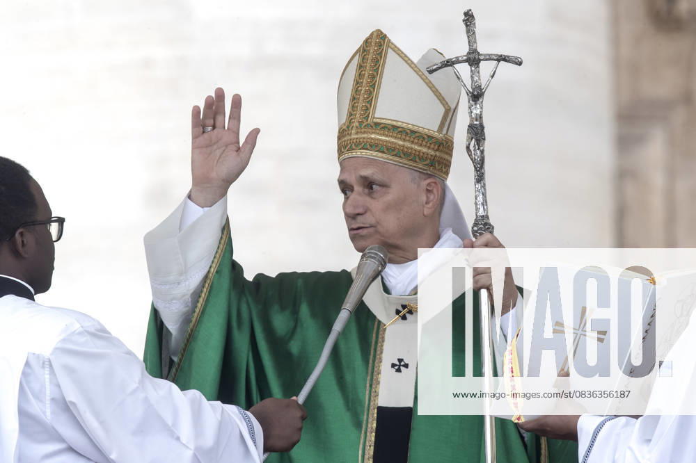 Pope Leo XIV gives his blessing during a Mass for the Jubilee of the Missions and of Migrants in St. Peter s square at the Vatican Vatican City Vatican - ZUMAs197 20251005_aaa_s197_577