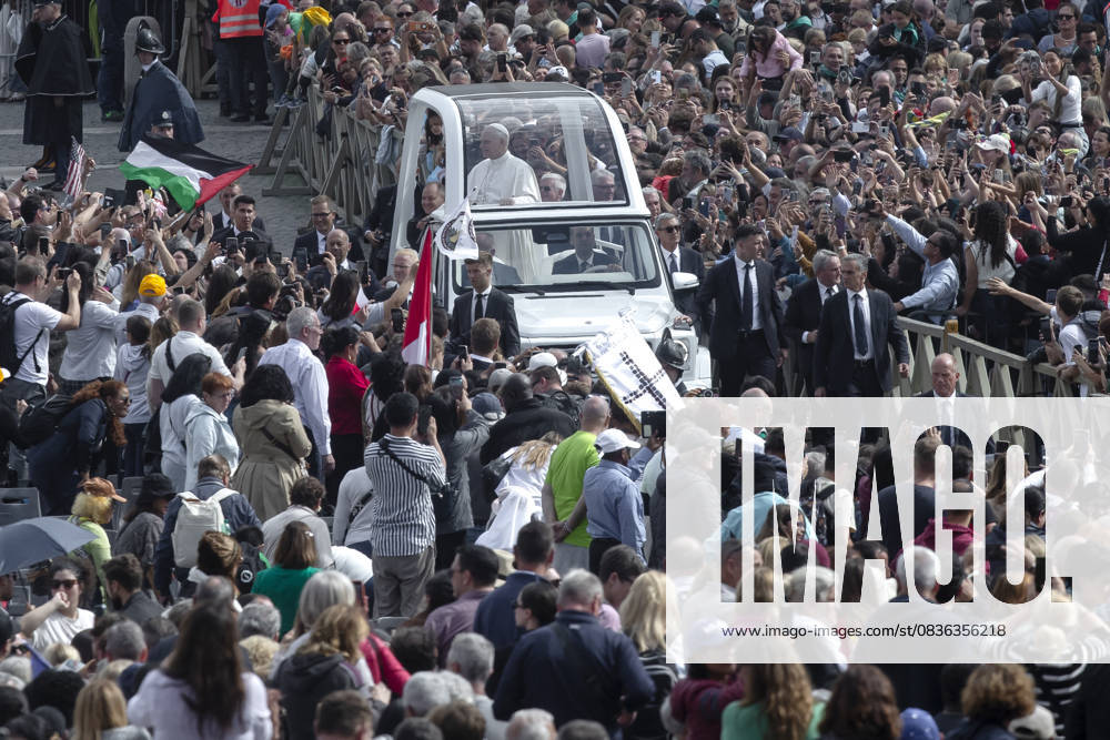 Pope Leo XIV waves from the popemobile at the end of a Mass for the Jubilee of the Missions and of Migrants in St. Peter s square at the Vatican Vatican City Vatican - ZUMAs197 20251005_aaa_s197_605