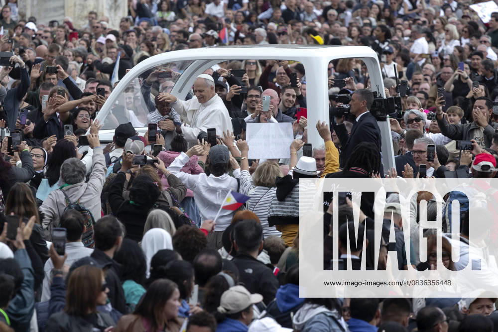 Pope Leo XIV greets a child from the popemobile at the end of a Mass for the Jubilee of the Missions and of Migrants in St. Peter s square at the Vatican Vatican City Vatican - ZUMAs197 20251005_aaa_s197_604