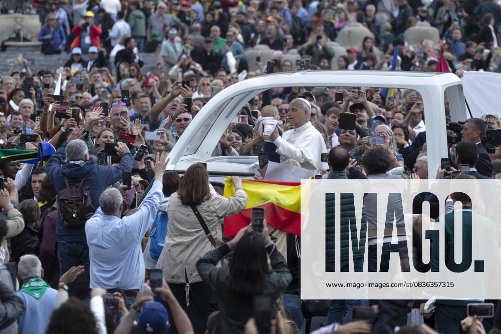 Pope Leo XIV greets a child from the popemobile at the end of a Mass for the Jubilee of the Missions and of Migrants in St. Peter s square at the Vatican Vatican City Vatican - ZUMAs197 20251005_aaa_s197_581