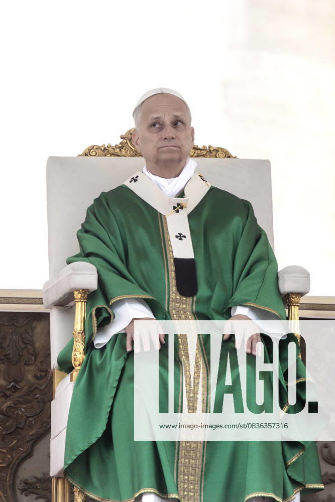 Pope Leo XIV presides over a Mass for the Jubilee of the Missions and of Migrants in St. Peter s square at the Vatican Vatican City Vatican - ZUMAs197 20251005_aaa_s197_582
