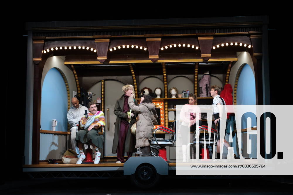 Patrick Abozen, Enrique Fiß, Saskia Fischer, Maria Ketikidou, Farina Flebbe und Sven Fricke bei der Fotoprobe der Komödie Ein Stück Großstadtrevier im St. Pauli Theater Hamburg, 7.10.2025. Die Kultserie Großstadtrevier, die es seit 1984 im ARD Fernsehen gibt und vom Alltag einer Polizeiwache auf St. Pauli erzählt, kommt auf die Bühne. Autorin und Schauspielerin Saskia Fischer hat das Theaterstück geschrieben. Die Handlung: ein weiblicher Fan schließt die Schauspieler im Maskenmobil (Wohnwagen) ein und fordert, daß Volksschauspieler Jan Fedder wieder mitspielen soll, sonst gebe es aus dem Fahrzeug kein Entkommen