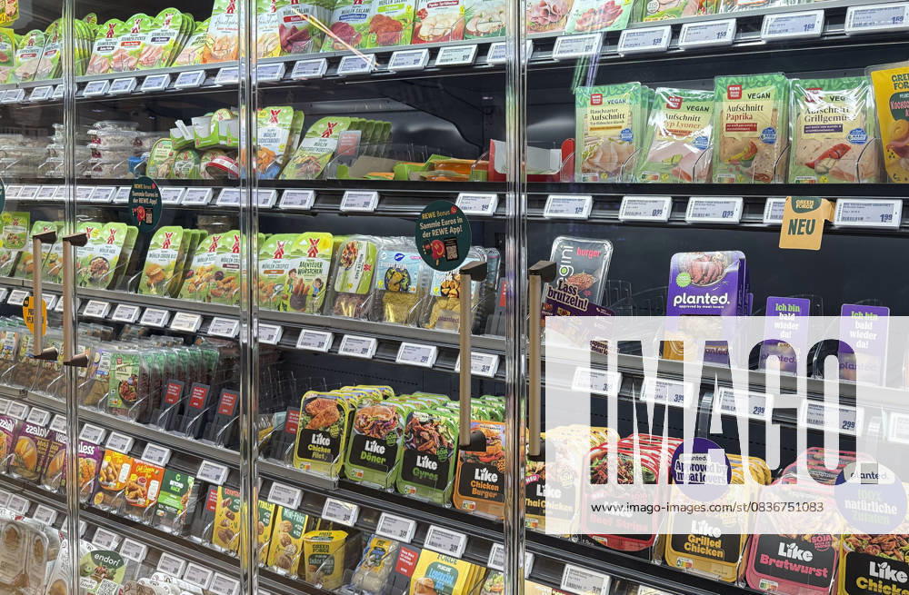Kühlregal in einer REWE-Filiale mit veganen Produkten, darunter pflanzliche Wurstalternativen. Symbolbild zur Debatte um das EU-weite Verbot, vegane Produkte mit Bezeichnungen wie Wurst oder Schnitzel zu versehen.