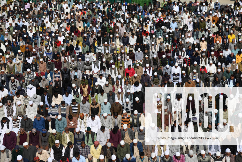 People offer friday prayers outside the Dastgeer Sahib shrine during the Friday following annual Urs(death anniversary) of Sufi Saint Sheikh Abdul Qadir Jeelani in Srinagar Srinagar India - ZUMAz120 20251010_zip_z120_015