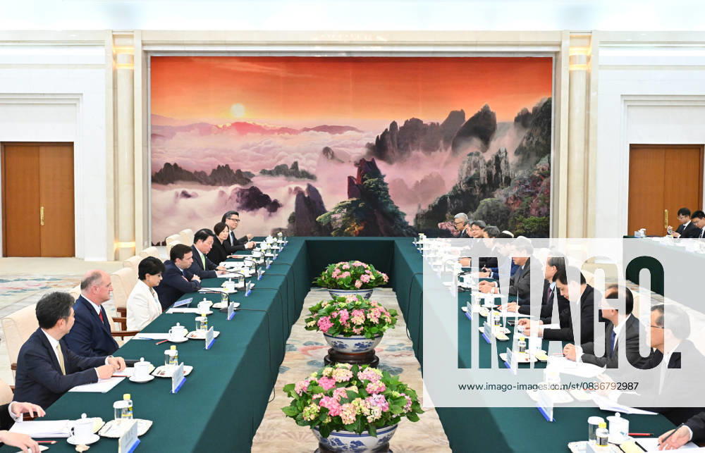 (251010) -- BEIJING, Oct. 10, 2025 -- Chinese Vice Premier He Lifeng, also a member of the Political Bureau of the Communist Party of China Central Committee, meets with the leaders of three multinational companies: Abbott Laboratories from the United States, Prudential from Britain, and SK Group from the Republic of Korea, in Beijing, capital of China, Oct. 10, 2025. ) CHINA-BEIJING-HE LIFENG-MULTINATIONAL COMPANIES-LEADERS-MEETING (CN) YuexYuewei