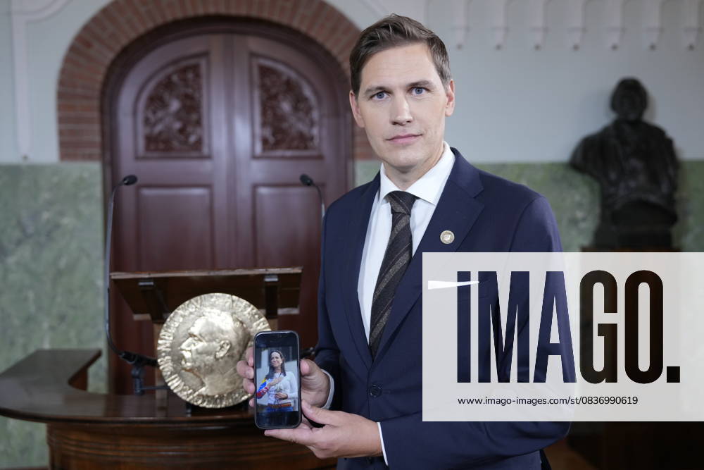 Nobel Peace Prize 2025 Oslo 20251010. The chairman of the Nobel Committee, Joergen Watne Frydnes, with a photo of Maria Corina Machado who has been awarded the Nobel Peace Prize for 2025. The announcement will take place at the Nobel Institute in Oslo on Friday. Photo: Rodrigo Freitas NTB Oslo Norway zICgwIhrn_Y Ref:_POLzICgwIhrn_Y.jpg