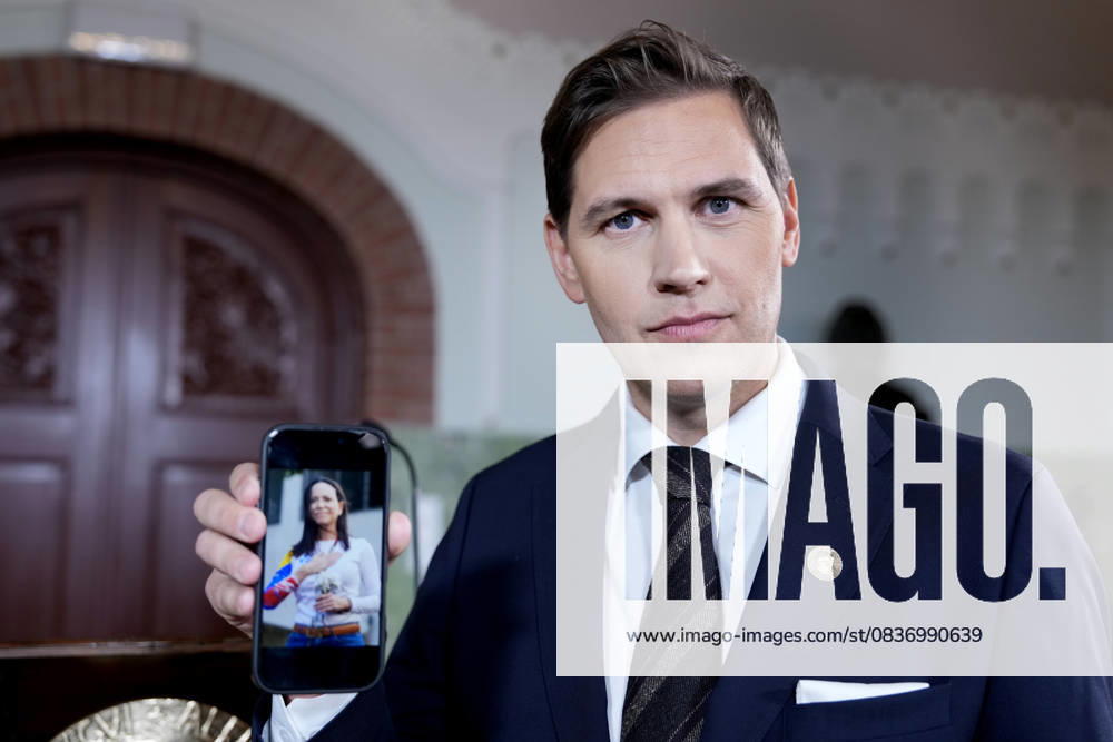 Nobel Peace Prize 2025 Oslo 20251010. The chairman of the Nobel Committee, Joergen Watne Frydnes, with a photo of Maria Corina Machado who has been awarded the Nobel Peace Prize for 2025. The announcement will take place at the Nobel Institute in Oslo on Friday. Photo: Rodrigo Freitas NTB Oslo Norway cx0UMZft7VM Ref:_POLcx0UMZft7VM.jpg