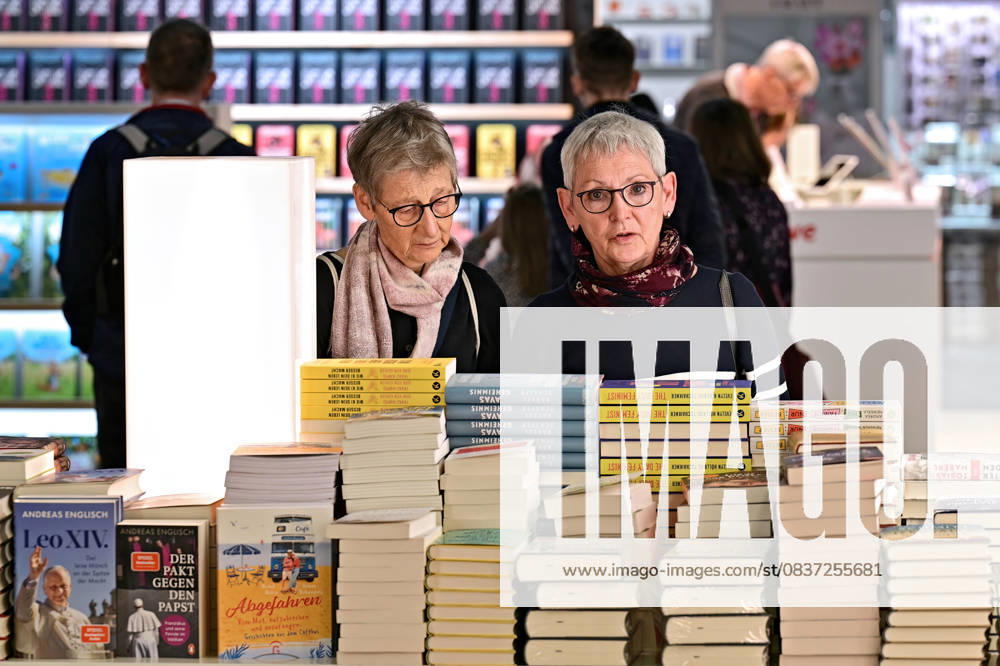 Frankfurter Buchmesse 2025. Besucher der Frankfurter Buchmesse am 15.10.2025. 20251015MWI090841