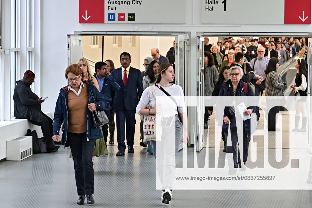 Frankfurter Buchmesse 2025. Besucher der Frankfurter Buchmesse am 15.10.2025. 20251015MWI090858