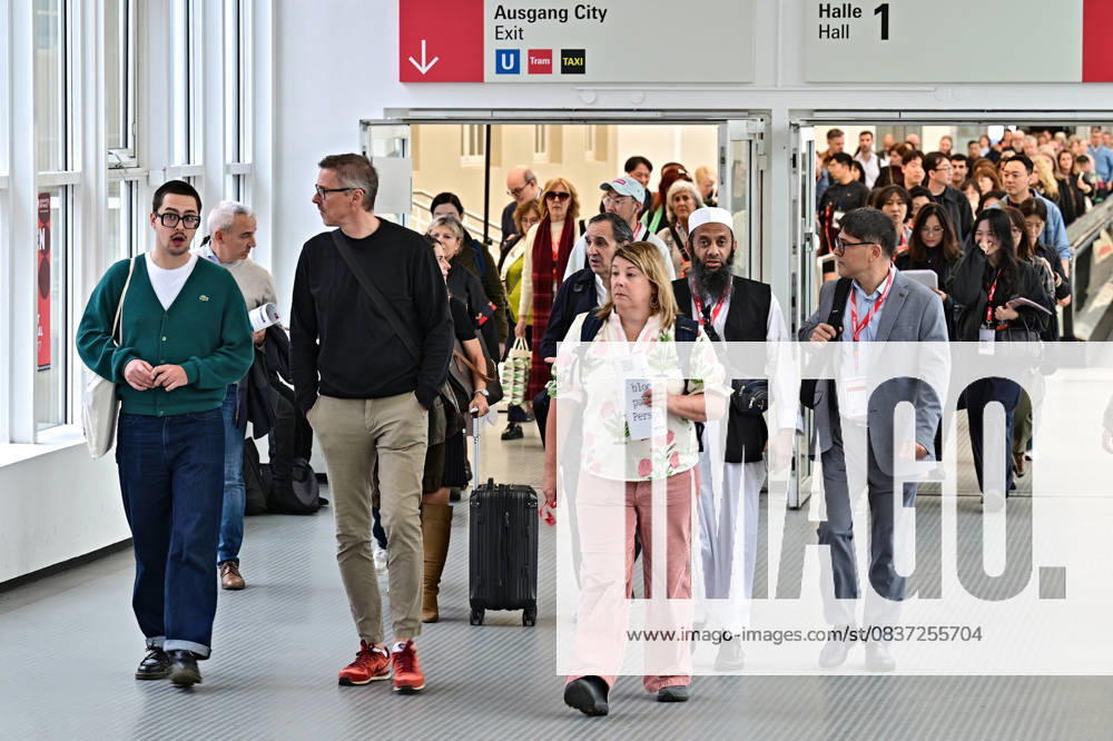 Frankfurter Buchmesse 2025. Besucher der Frankfurter Buchmesse am 15.10.2025. 20251015MWI090871