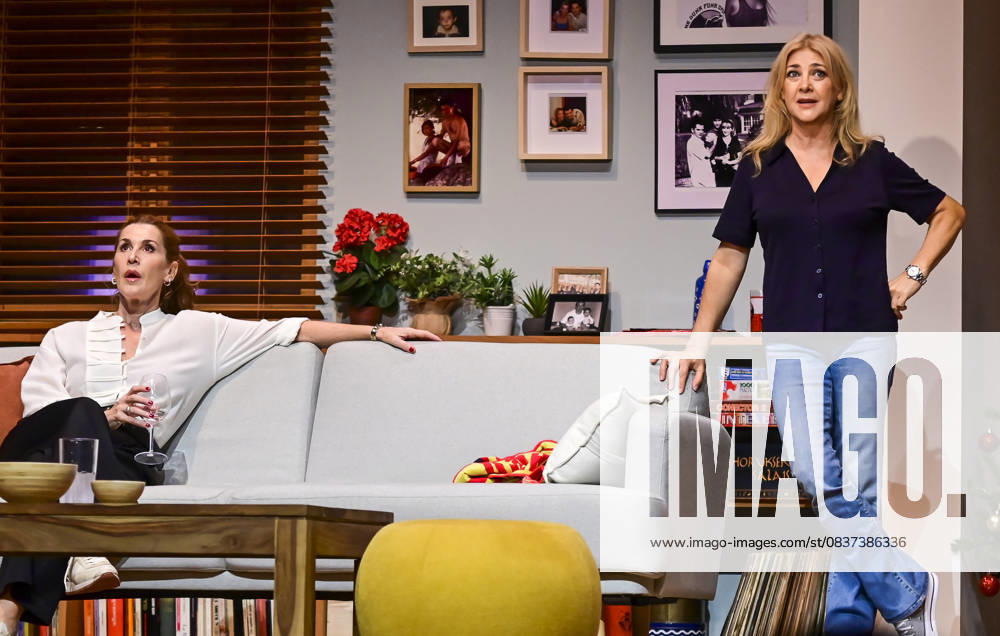 Victoria, a play at the Teatro FoÂgaro in Madrid. This new comedy, written and directed by Marc Angelet and Cristina Clemente, features a top-notch cast led by Amparo Larrao±aga, Io±aki Miramo³n, Mar Abascal, and Juli Fo bregas. Madrid SPAIN - ZUMAz108 20251016_znp_z108_060