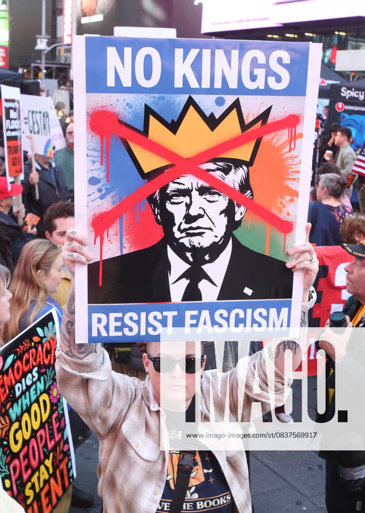 A woman holds a sign that says No Kings, Resist Facism during the No Kings protest in New York City on Oct. 18, 2025. Tens of thousands of people hit New York City streets to protest Donald Trump, autocracy, ICE and immigrant deportations. More than 2,500 similar protests took place nationwide. New York City USA - ZUMAk45_ 20251018_zaf_k45_012