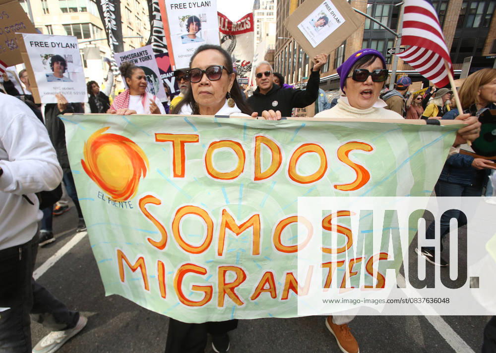 Women holds sign that says Todos Somos Migrantes in Spanish during the No Kings protest in New York City on Oct. 18, 2025. Tens of thousands of people hit New York City streets to protest Donald Trump, autocracy, ICE and immigrant deportations. More than 2,500 similar protests took place nationwide. New York City USA - ZUMAk45_ 20251018_zaf_k45_010
