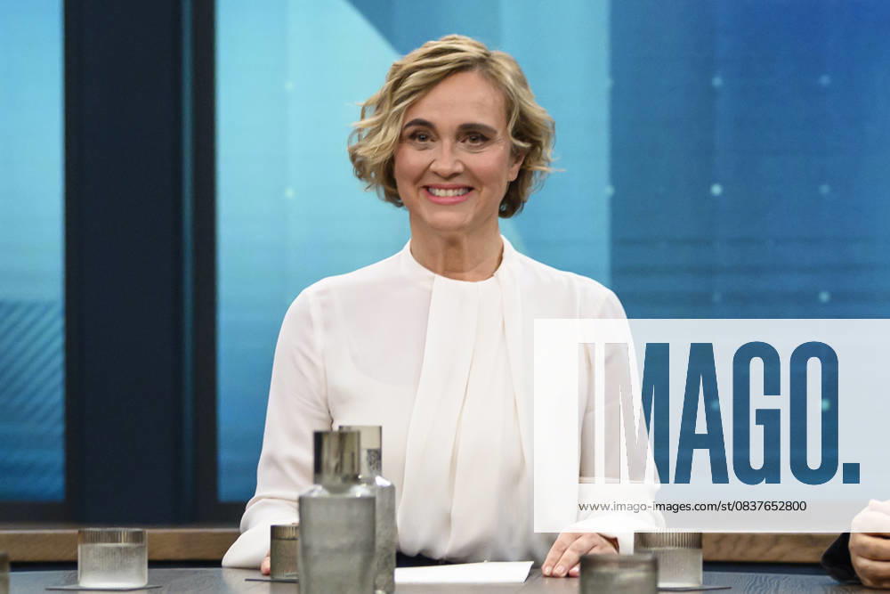 Im Bild v.l.: Caren Miosga, GER, Berlin, Studio, zu Gast bei - Caren Miosga, Polittalk, TV, Format, mit Moderatorin, Das Erste, aus Adlershof - am Studio 20, Thema: Nahost und Ukraine: Wie wirksam ist die Methode Trump