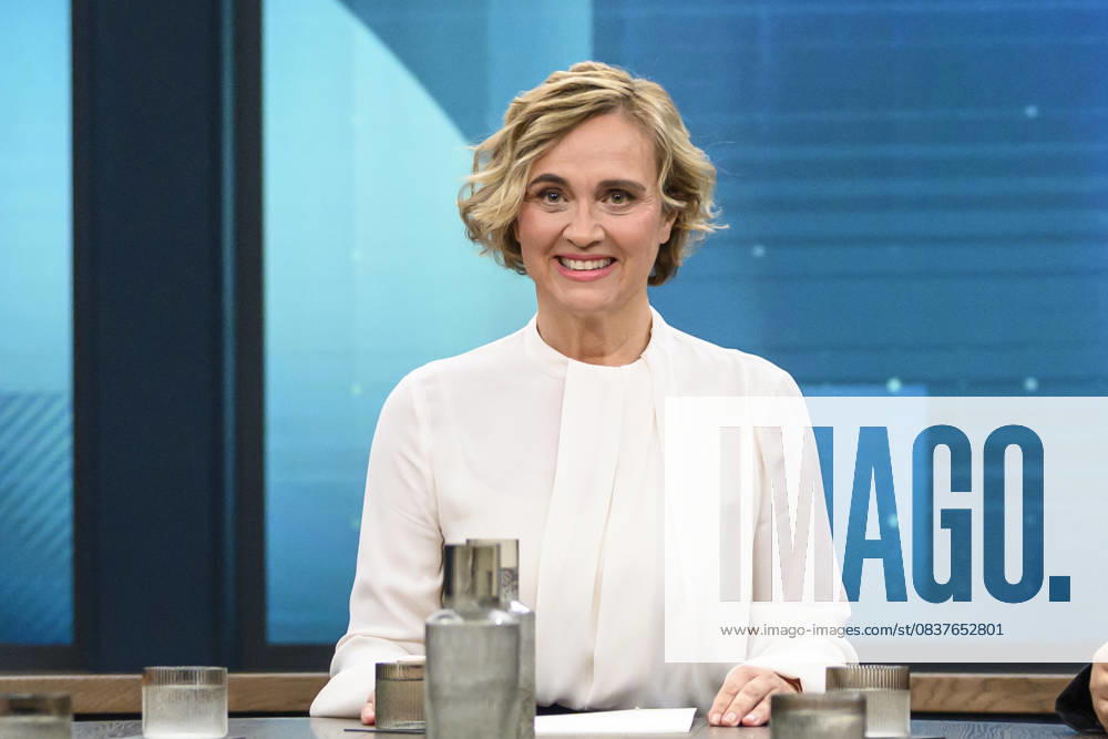 Im Bild v.l.: Caren Miosga, GER, Berlin, Studio, zu Gast bei - Caren Miosga, Polittalk, TV, Format, mit Moderatorin, Das Erste, aus Adlershof - am Studio 20, Thema: Nahost und Ukraine: Wie wirksam ist die Methode Trump