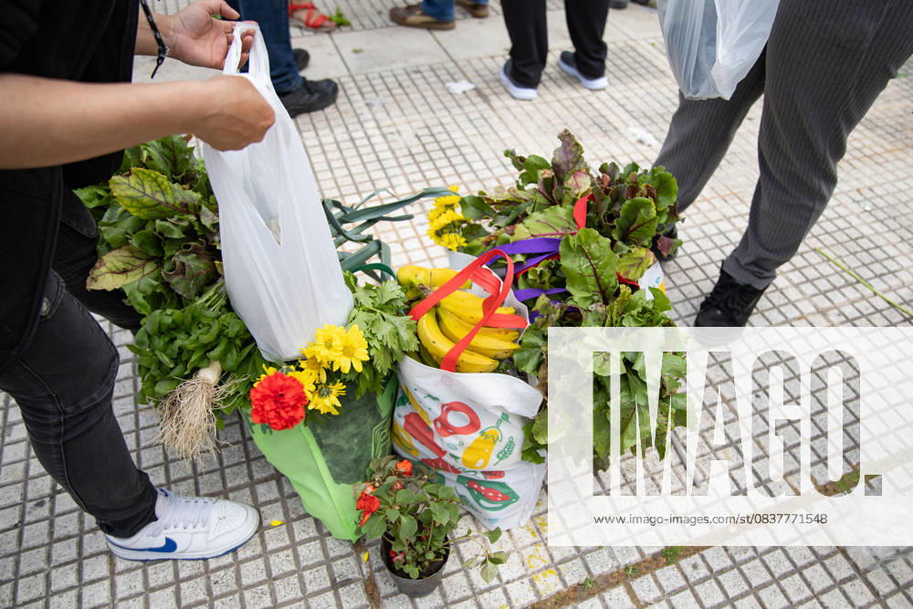 Food Gathered by the People During Farmersâ€⠢ Protest at Plaza de Mayo.Fresh produce freely shared in response to the sectorâ€⠢s ongoing crisis. Buenos Aires Argentina - ZUMAp265 20251016_zip_p265_009