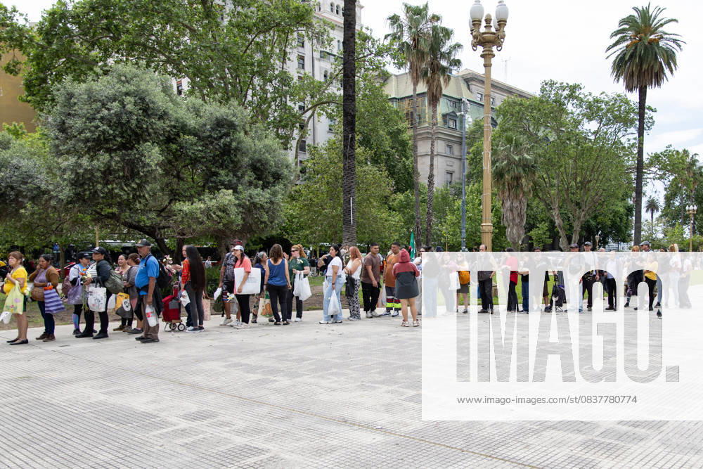 Long Lines to Receive Food and Flowers at Plaza de Mayo. Farmers distribute fresh products for free, protesting the sectorâ€⠢s production and consumption crisis. Buenos Aires Argentina - ZUMAp265 20251016_zip_p265_010