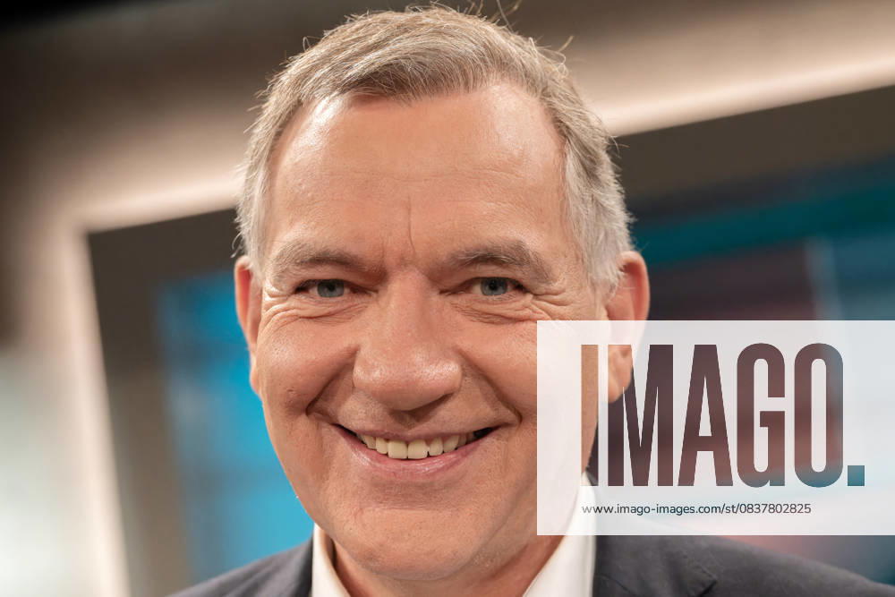 Hart aber fair aus Köln am 20. Oktober 2025. Im Bild Jan van Aken, Parteivorsitzender Die Linke. Die Preise für Lebensmittel und Dienstleistungen sind in den vergangenen Jahren massiv angestiegen. Im Verbund mit dem exorbitanten Anstieg der Mietpreise stellt das für die Gering- und Mittelverdienenden Menschen ein existentielles Problem dar. Was kann die Politik dagegen tun? Köln Nordrhein-Westfalen Deutschland