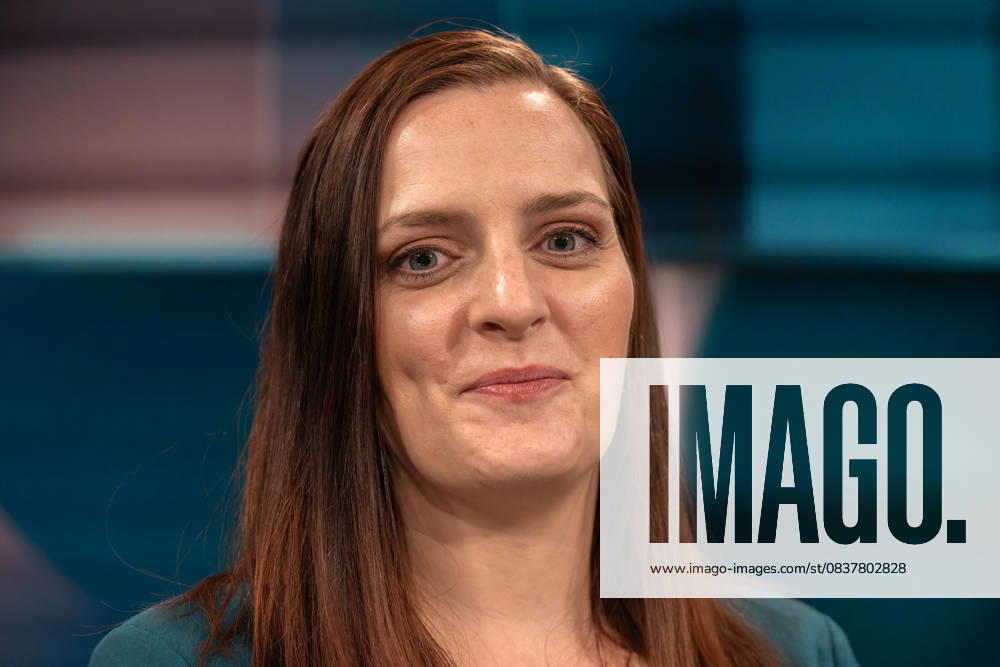 Hart aber fair aus Köln am 20. Oktober 2025. Im Bild Jennifer Kuschel, alleinerziehende Mutter. Sie demonstriert auf Social Media, wie sie günstig kocht. Die Preise für Lebensmittel und Dienstleistungen sind in den vergangenen Jahren massiv angestiegen. Im Verbund mit dem exorbitanten Anstieg der Mietpreise stellt das für die Gering- und Mittelverdienenden Menschen ein existentielles Problem dar. Was kann die Politik dagegen tun? Köln Nordrhein-Westfalen Deutschland