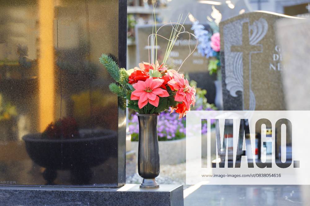 Handenberg, AUT, Unterwegs in Oberösterreich, Themenbild, Symbolbild, Verschiedene Themenbilder, im Bild Friedhof, Allerheiligen, Allerseelen, Grab, Graeber, Blumenschmuck, Kreuz, Kruzifix, Engerl, Engel, Kerzen, Grablicht, Grabstein, Totenruhe,