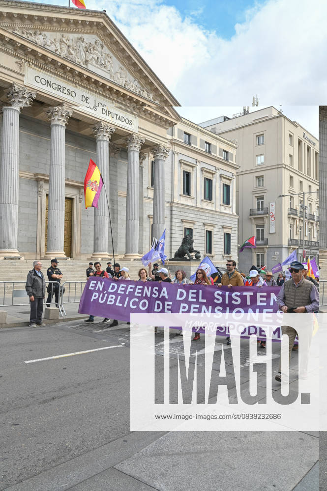 Protesters hold a banner during a demonstration in defense of the Public Pension System, demanding decent public pensions. Madrid Spain - ZUMAs197 20251025_aaa_s197_136