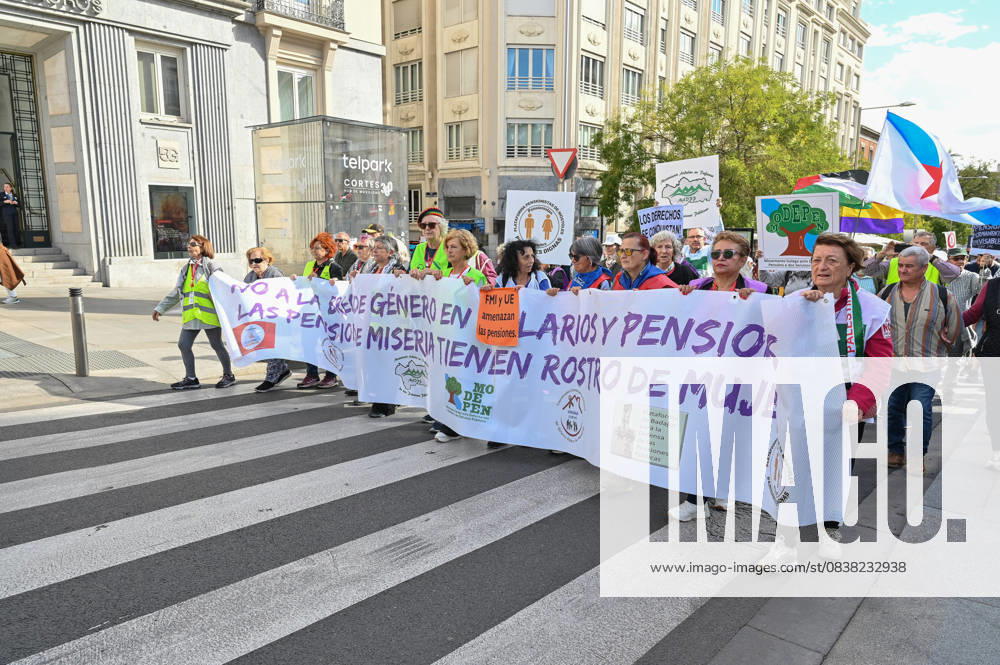 Protesters hold a banner during a demonstration in defense of the Public Pension System, demanding decent public pensions. Madrid Spain - ZUMAs197 20251025_aaa_s197_147