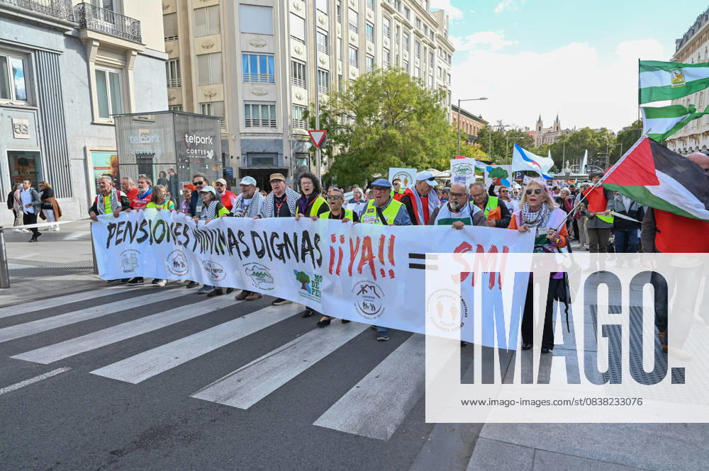Protesters hold a banner during a demonstration in defense of the Public Pension System, demanding decent public pensions. Madrid Spain - ZUMAs197 20251025_aaa_s197_157