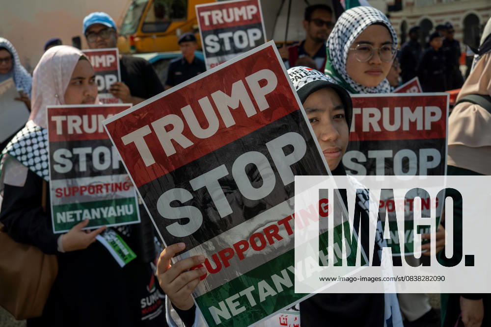 Protesters hold placards during a protest against US President Donald Trump s visit for the Association of Southeast Asian Nations (ASEAN) 47th ASEAN Summit in Kuala Lumpur. Kuala Lumpur Malaysia - ZUMAr146 20251026_zap_r146_006