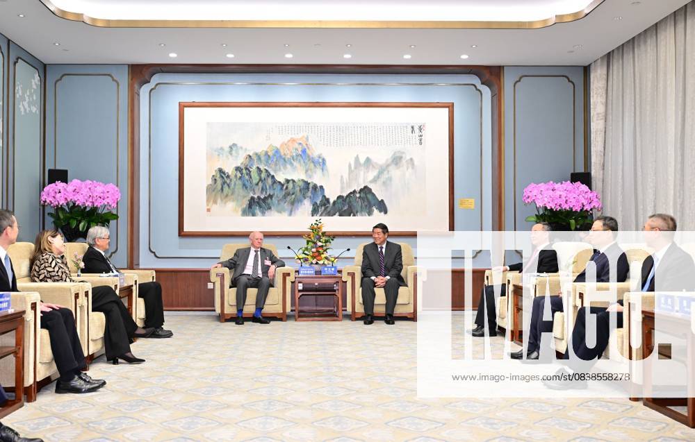(251028) -- BEIJING, Oct. 28, 2025 -- Chinese Vice Premier He Lifeng, also a member of the Political Bureau of the Communist Party of China Central Committee, meets with members of the International Advisory Council of the National Financial Regulatory Administration at the Diaoyutai State Guesthouse in Beijing, capital of China, Oct. 28, 2025. ) CHINA-BEIJING-HE LIFENG-INTERNATIONAL ADVISORY COUNCIL-NATIONAL FINANCIAL REGULATORY ADMINISTRATION-MEETING (CN) YuexYuewei