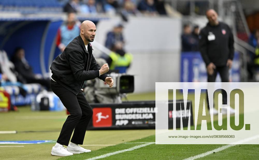 Trainer Coach Christian Ilzer TSG 1899 Hoffenheim am Spielfeldrand Gestik Geste dahinter Trainer Coach Frank Schmidt 1. FC Heidenheim 1846 FCH TV-Kamera PreZero Arena, Sinsheim, Baden-Württemberg, Deutschland Coach coach Christian Ilzer TSG 1899 Hoffenheim on the sidelines gesture behind coach Frank Schmidt 1. FC Heidenheim 1846 FCH TV camera PreZero Arena, Sinsheim, Baden-Württemberg, Germany