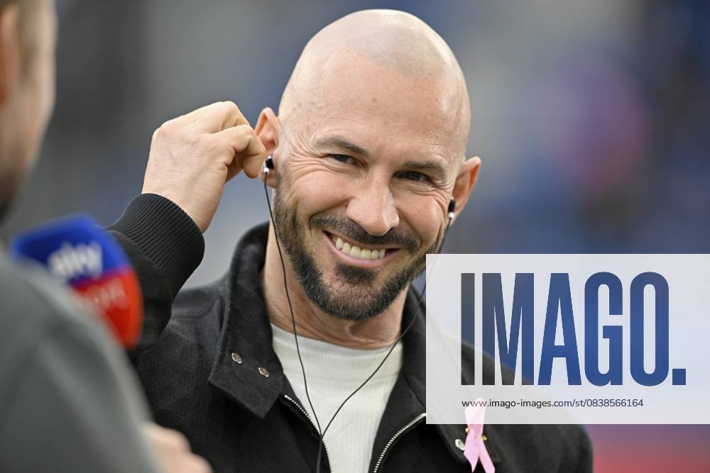 Trainer Coach Christian Ilzer TSG 1899 Hoffenheim Portrait, im Interview Mikrofon Mikro Logo SKY lächelt Schleife der Aktion gegen Brustkrebs, Breast Cancer Awareness Kampagne, PreZero Arena, Sinsheim, Baden-Württemberg, Deutschland Coach coach Christian Ilzer TSG 1899 Hoffenheim portrait, in interview microphone micro logo SKY smiles loop of action against breast cancer, breast cancer awareness campaign, PreZero Arena, Sinsheim, Baden-Württemberg, Germany