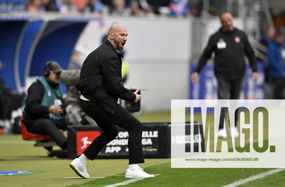 Trainer Coach Christian Ilzer TSG 1899 Hoffenheim am Spielfeldrand Gestik Geste dahinter Trainer Coach Frank Schmidt 1. FC Heidenheim 1846 FCH TV-Kamera PreZero Arena, Sinsheim, Baden-Württemberg, Deutschland Coach coach Christian Ilzer TSG 1899 Hoffenheim on the sidelines gesture behind coach Frank Schmidt 1. FC Heidenheim 1846 FCH TV camera PreZero Arena, Sinsheim, Baden-Württemberg, Germany